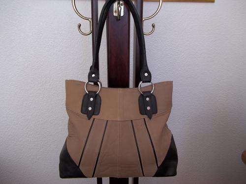 Stunning 100%  Genuine leatherHand Bag in Beautiful in Coffee Brown and Black. Great modern look!!