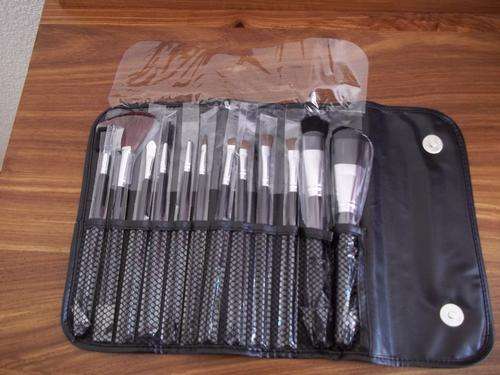 **12 Piece professional make-up brushes, in a POLKA DOT pouch. A must have !!