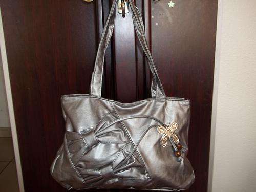 Beautiful designer style ladies Soft leather look hand bag in SILVER GREY!. Look great anytime