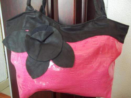 Beautiful designer style ladies Soft leather look hand bag in PINK AND BLACK!. Look great anytime
