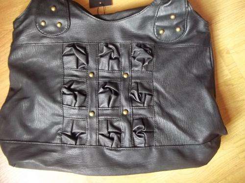 Beautiful ladies Soft leather look hand bag in BLACK!. Great everyday hand bag.