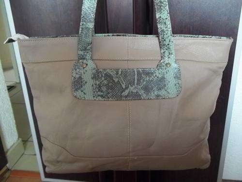 **ONLY ONE**stunning 100%  Genuine leather LARGE TRAVEL/HAND Bag in TAN & GREEN. TRAVEL IN STYLE!