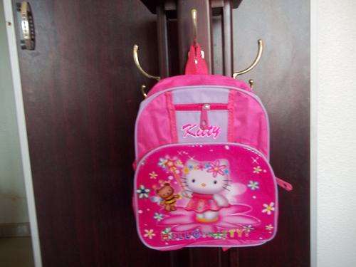 Lovely HELLO KITTY SCHOOL BAG for the young lady. Any Kid will be impressed!