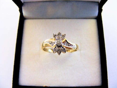***R12 000*** LOVELY 9CT SOLID GOLD .25ct DIAMOND CLUSTER RING - Size 6