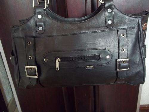Stunning 100%  Genuine leather  Hand Bag in beautiful BLACK. Great modern style, made to last!