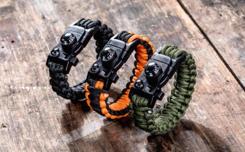 Perfect for Father's Day: Survival paracord bracelet with compass, flint and multitool