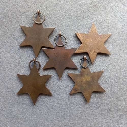 4 X FULL SIZE: THE 1939-1945 STAR MEDAL. 1 X FULL SIZE: THE AFRICA STAR MEDAL. ALL UN-NAMED
