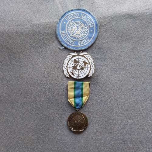 UNITED NATIONS, CLOTH BADGE, ENAMELLED BADGE AND MEDALLION WITH RIBBON