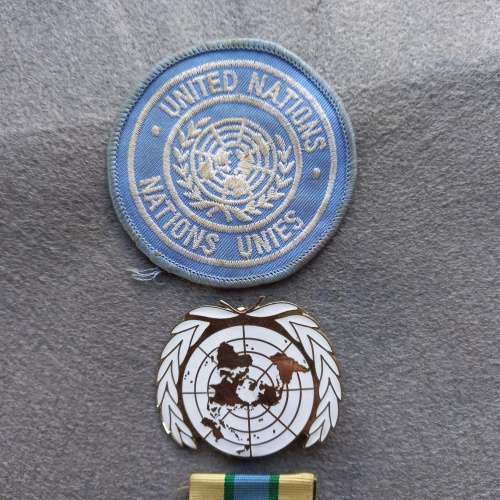 UNITED NATIONS, CLOTH BADGE, ENAMELLED BADGE AND MEDALLION WITH RIBBON