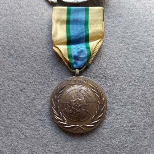UNITED NATIONS, CLOTH BADGE, ENAMELLED BADGE AND MEDALLION WITH RIBBON
