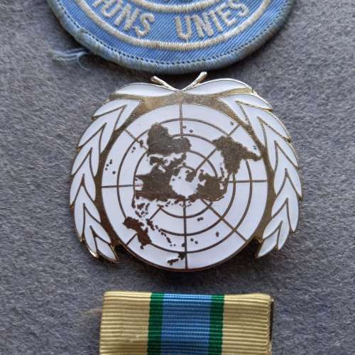 UNITED NATIONS, CLOTH BADGE, ENAMELLED BADGE AND MEDALLION WITH RIBBON