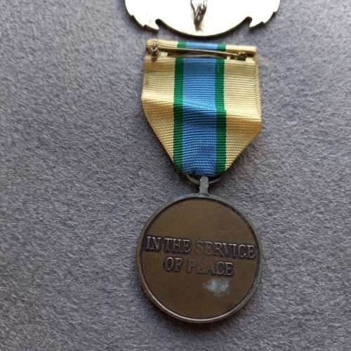 UNITED NATIONS, CLOTH BADGE, ENAMELLED BADGE AND MEDALLION WITH RIBBON