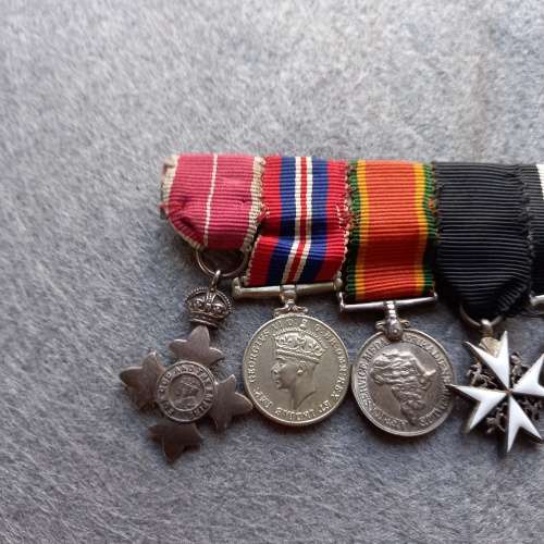 5 x WW1 @ WW2 MINI-MEDALS COMPLETE WITH RIBBONS AND BAR