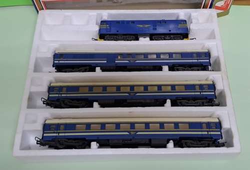 LIMA Blue Train Set Golden Series (5E Locomotive with 3 coaches) BOXED