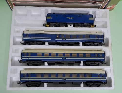 LIMA Blue Train Set Golden Series (5E Locomotive with 3 coaches) BOXED