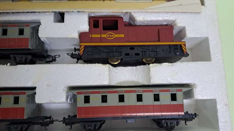 LIMA Shunter Train Set (Locomotive with 3 coaches) BOXED