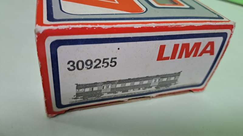 Lima Model - Suburban 1st Class wagon (SAR) (Like NEW)