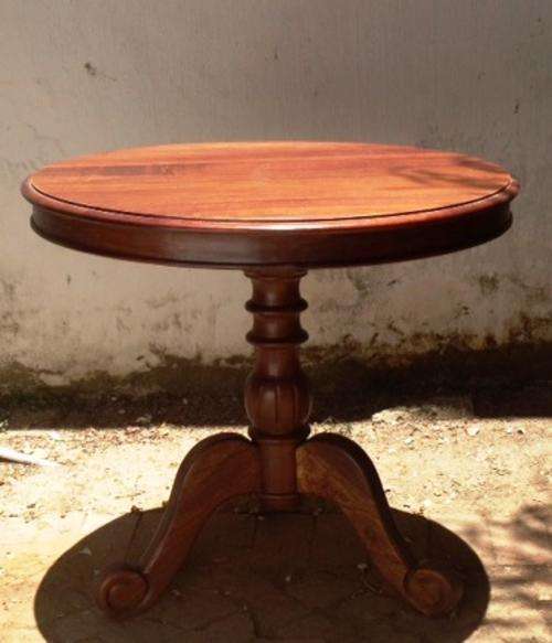 Round side table in Mahogany