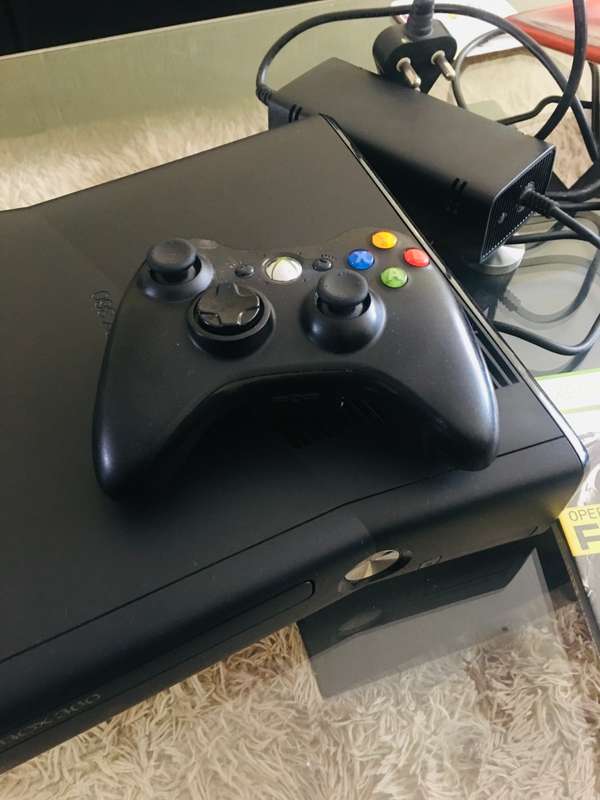 XBOX 360 CONSOLE AND GAMES