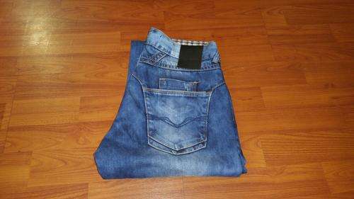 GUESS Straight Cut Denim - 32