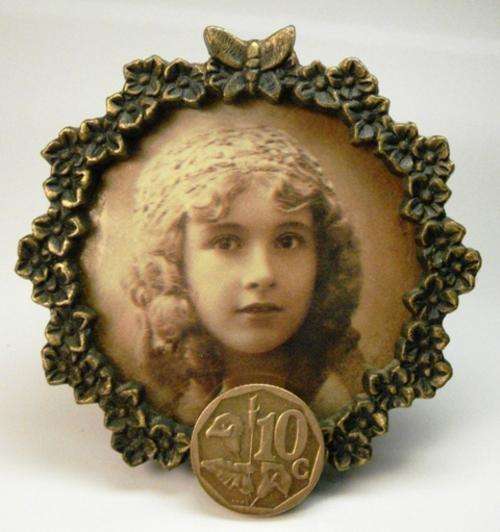 PRECIOUS! Set of 5 Small Metal vintage picture frames! See Description!
