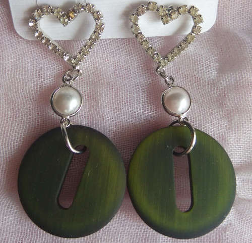 Earring, dark green round shape with white pearls and silver hearts
