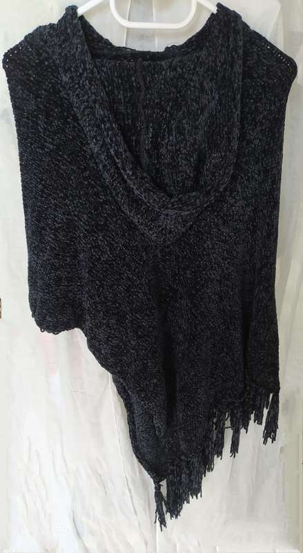 Lady's winter hoody/poncho with tassels, one size fits all