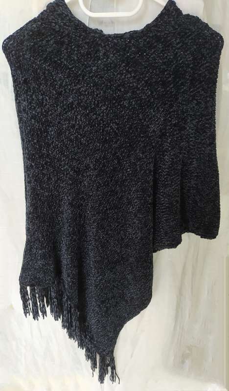 Lady's winter hoody/poncho with tassels, one size fits all