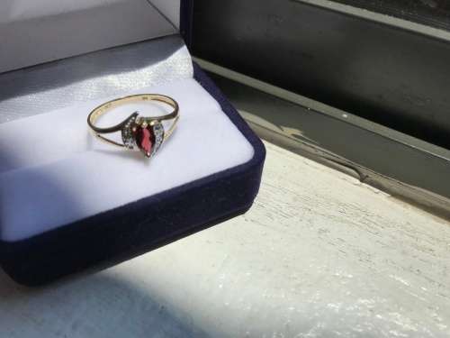 9ct Gold Garnet & Diamond Ring Stunning piece .