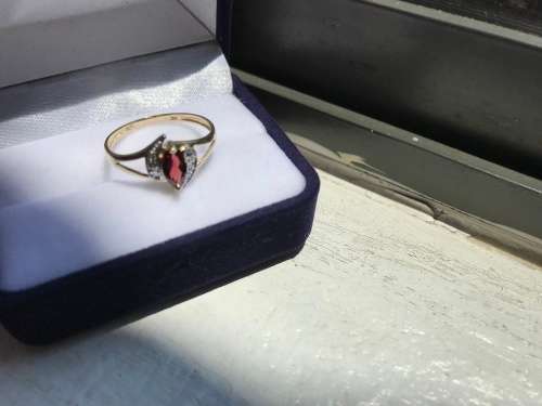 9ct Gold Garnet & Diamond Ring Stunning piece .