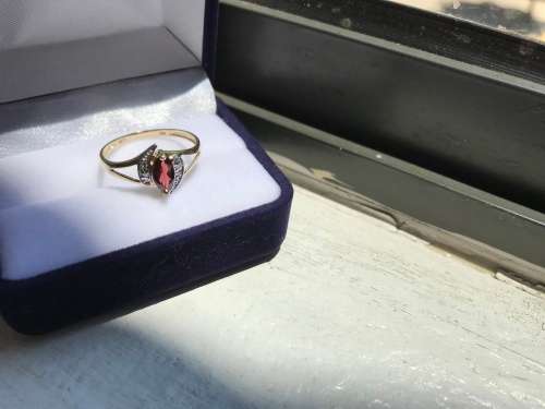 9ct Gold Garnet & Diamond Ring Stunning piece .
