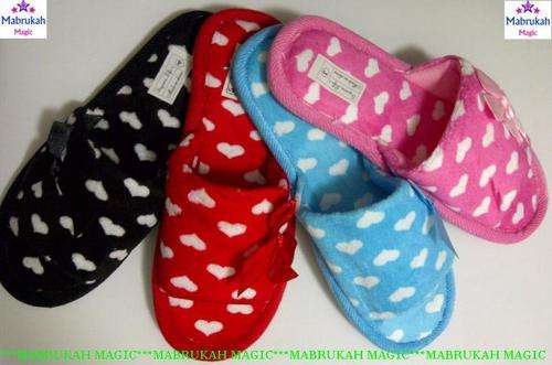 ***6 ON AUCTION***BEAUTIFUL BLACK SOFT SOOTHING HOUSE SLIPPERS***@@@CRAZEEEE START PRICE OF R1