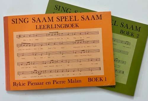 Sing Saam Speel Saam (Leerlingboek 1 & 2) - Rykie Pienaar & Pierre Malan.  Sagteband, ongedateer.