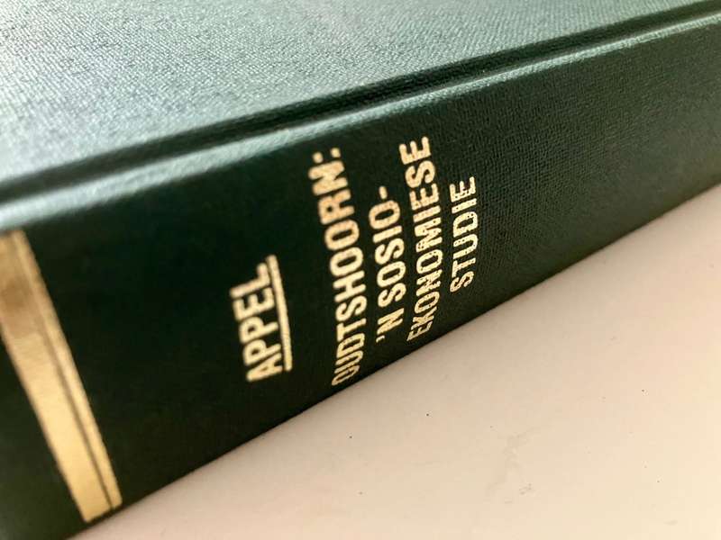 Oudtshoorn: `n Sosio-ekonomiese Studie - A Appel. Hardeband geen sj, 1e Druk, 1988