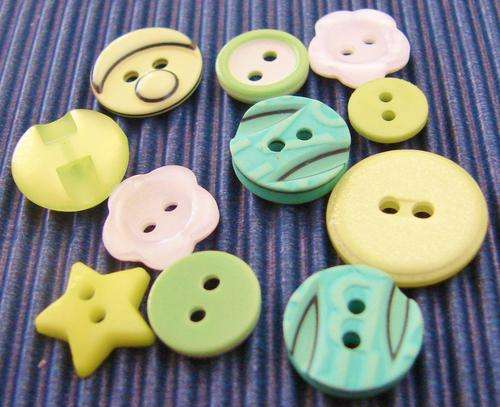 Green & White Button Mix, 6g (Sold in Pack of Not Less than 18 Buttons)