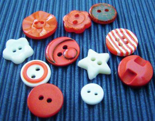 Red & White Button Mix, 6g (Sold in Pack of Not Less than 18 Buttons)