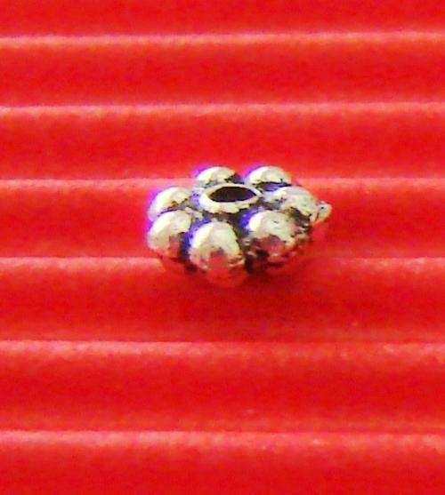 1xPack of 4.6mm Silvertone Daisy Beads (10 Beads per Pack)