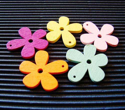 Pack of 25mm Wood-Cut Flower Embellishments (5 Pieces per Pack) - Assorted Random Colours