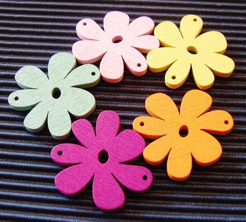 Pack of 30mm Wood-Cut Flower Embellishments (5 Pieces per Pack) - Assorted Random Colours