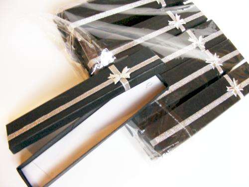 EXCELLENT PRICE  BLACK BRACELET / BANGLE JEWELLERY BOX WITH SILVER RIBBON AND BOW