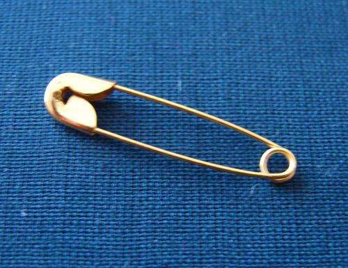 Size 00 Goldtone Safety Pins (Sold in Pack of 32 Safety Pins)