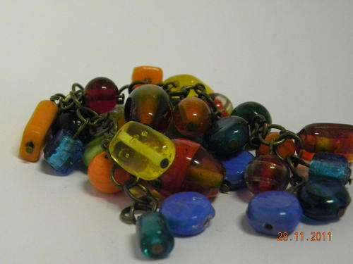 BEAUTIFUL GLASS BEAD CHARM BRACELET WITH BRONZE CHAIN