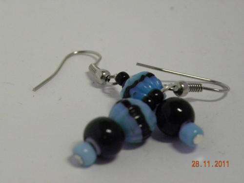 CUTE BLACK AND BLUE EARING DROPS!