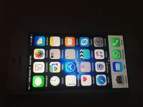 iPhone 5s 32 gb in brand new condition totally scratch less bargain very late entry