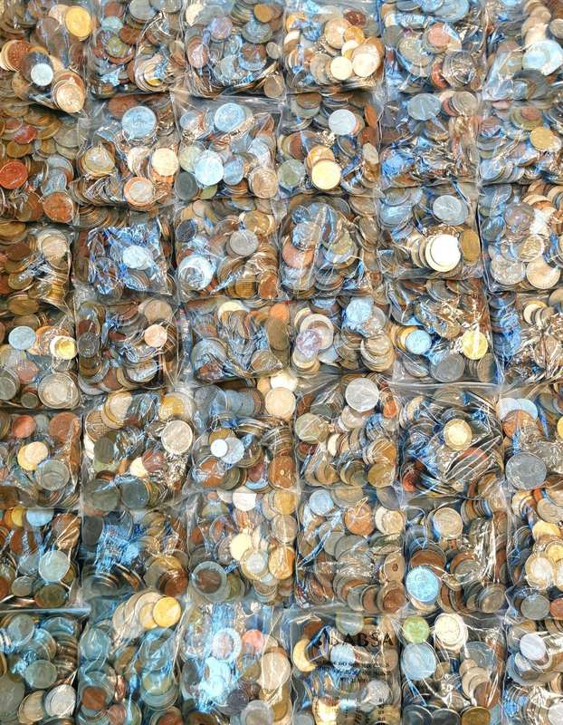 100 x International Coins | Randomly Selected | No Silver & SA Coins | New Collectors | R2 Per Coin