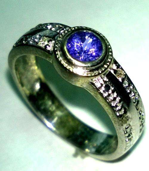 SOLID 9CT White gold ring with Tanzanite and 6 diamonds # Low Start !!