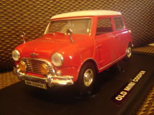 ' Mini Cooper  Die Cast Scale   1/18 Die Cast Collection  MOTORMAX  New i D/Box  Gteed In Stock
