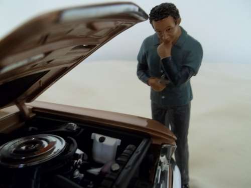 Sc  1/18 American  Diorama Figurine of Confused Mechanic -. Lots of Figurines available..