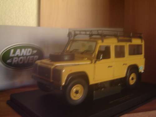 Land Rover  Defender 110 S/Wagon Die Cast Model  1/18  Universal Hobbies New  Box  Gteed In Stock