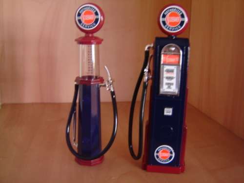 Studebaker Pumps Combo: 2 x  Vintage Gas Pumps ( Petrol)   Sc 1/18 R/Signature by YatMing  G/teed.
